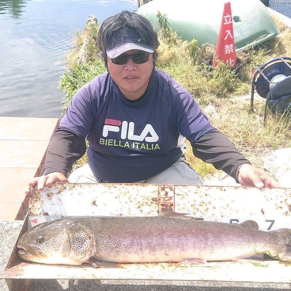 ハーブの里時代のむっちぃ。
80cm級のイトウを釣り上げた際の記念写真。
現在のFacebookのトップ画像