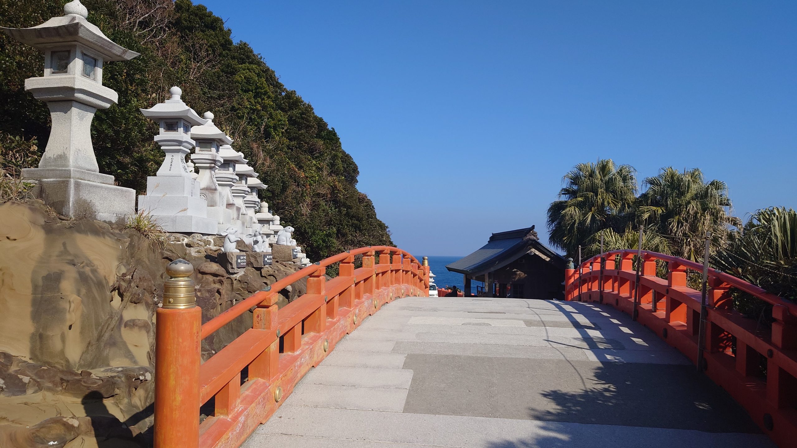 鵜戸神宮参道の千鳥橋と石灯籠、背景に太平洋（宮崎県日南市）