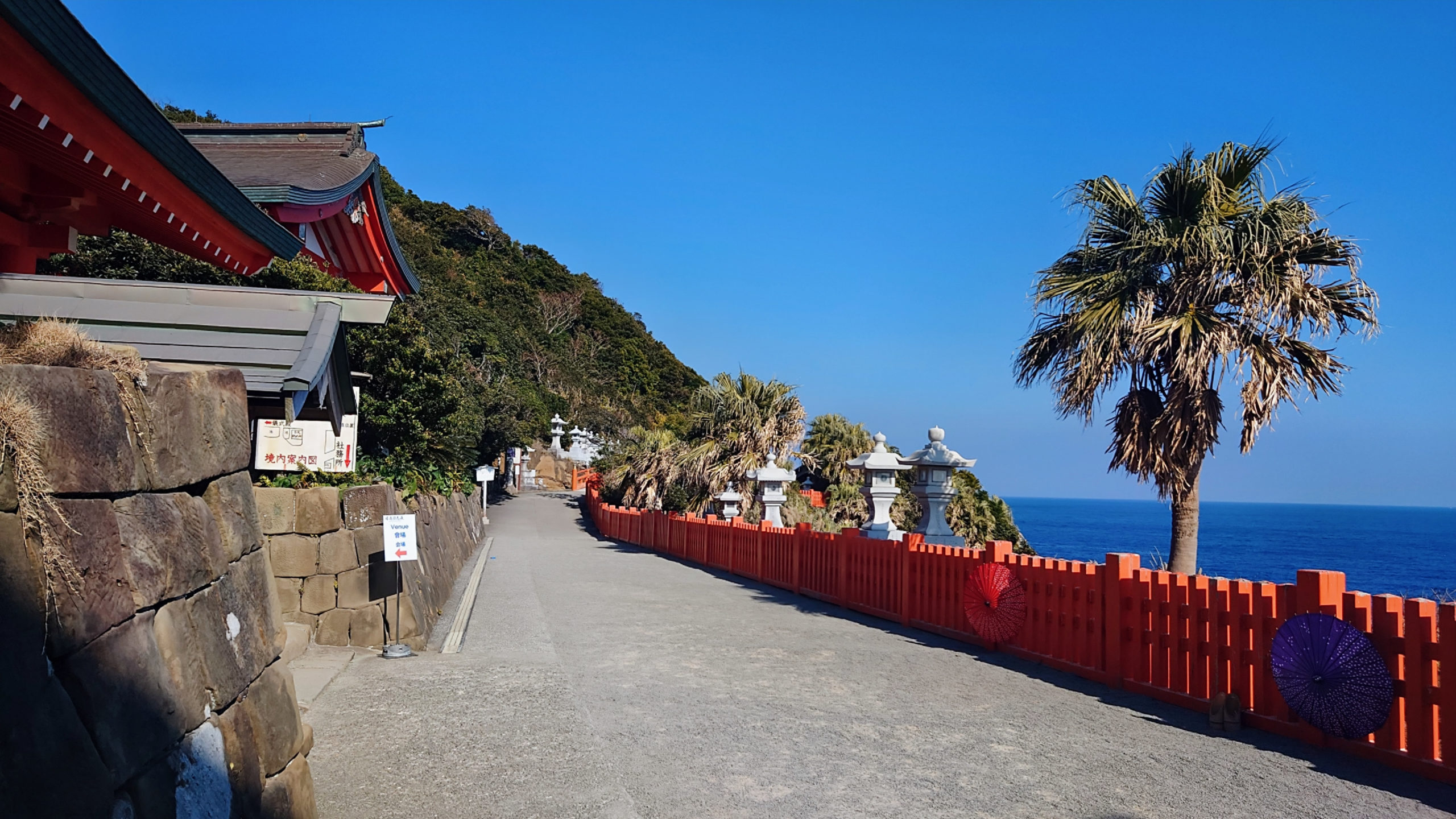 鵜戸神宮の海沿い参道、朱色の欄干越しに広がる日向灘の絶景