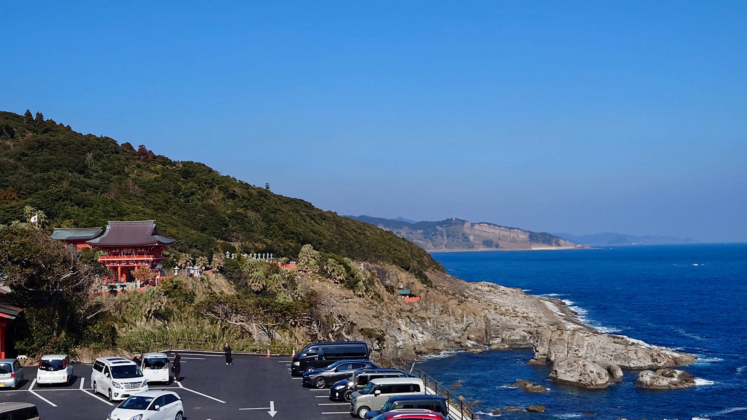 鵜戸神宮の駐車場から望む日向灘と海岸線の風景