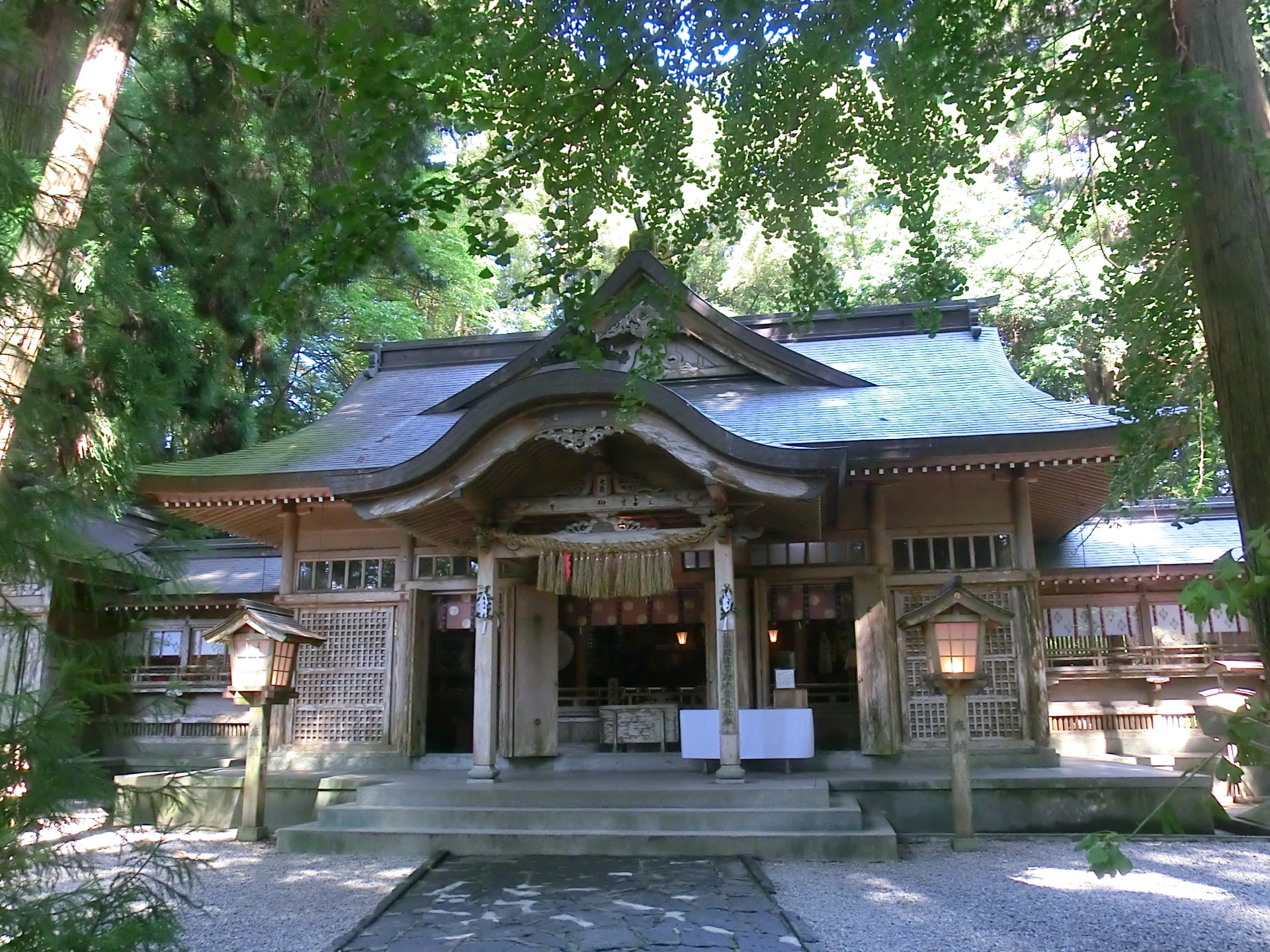 高千穂神社の拝殿全景（木造の優美な屋根構造）