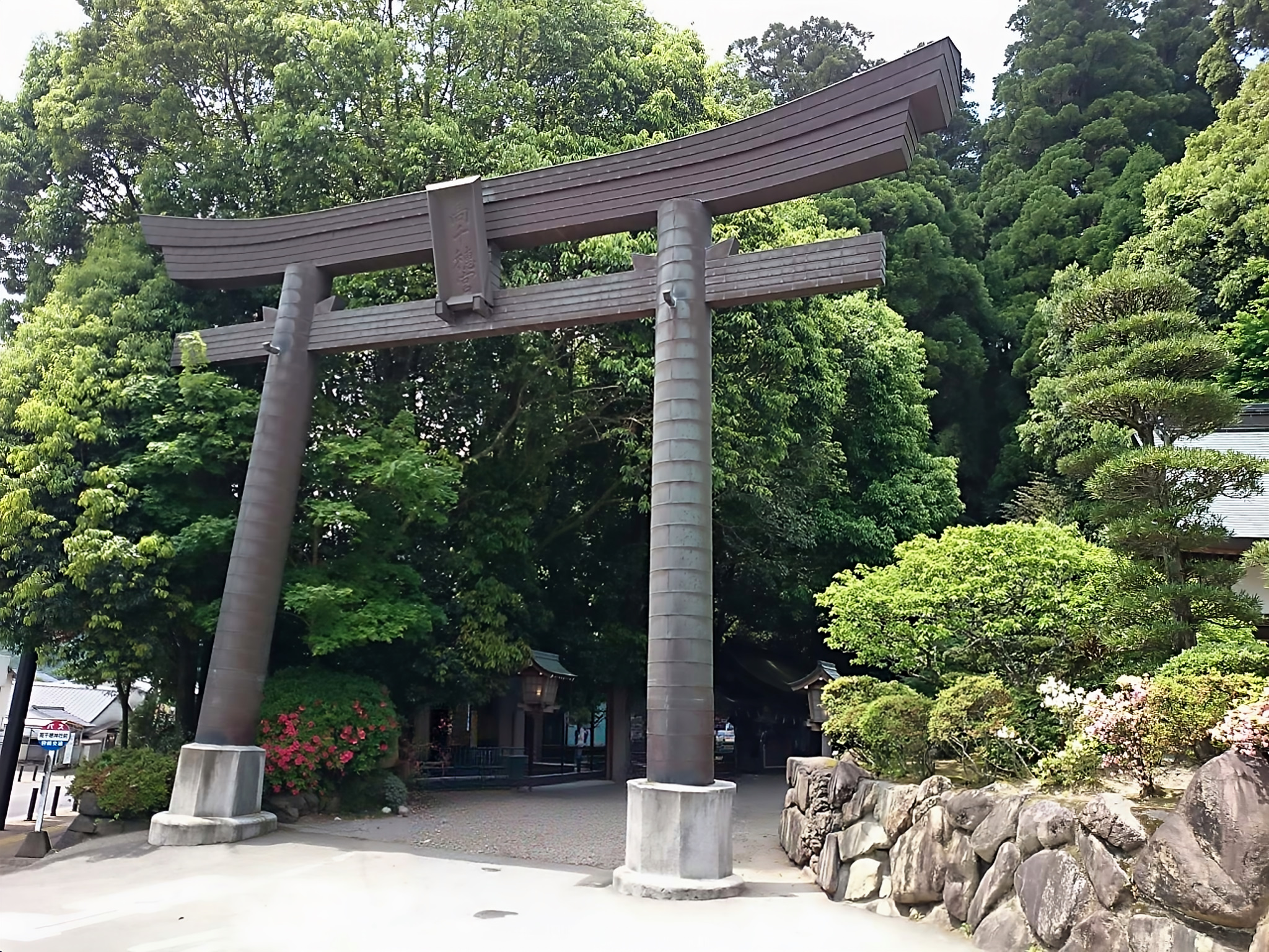高千穂神社の参道入口に立つ大型の銅製鳥居
