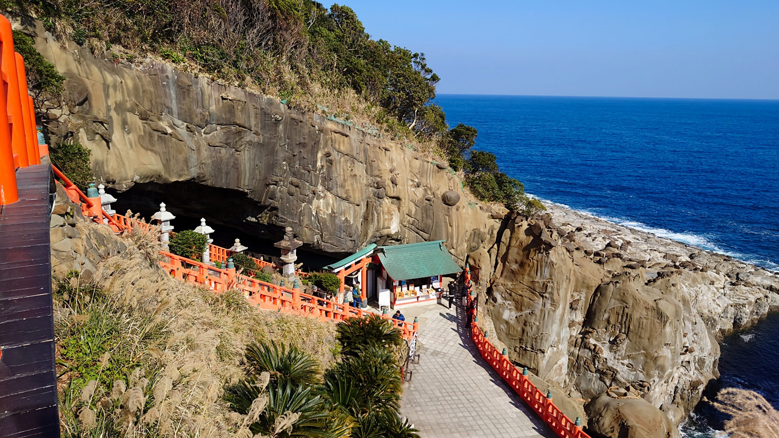 鵜戸神宮の境内から見下ろす日向灘、波が岩に打ち寄せる様子