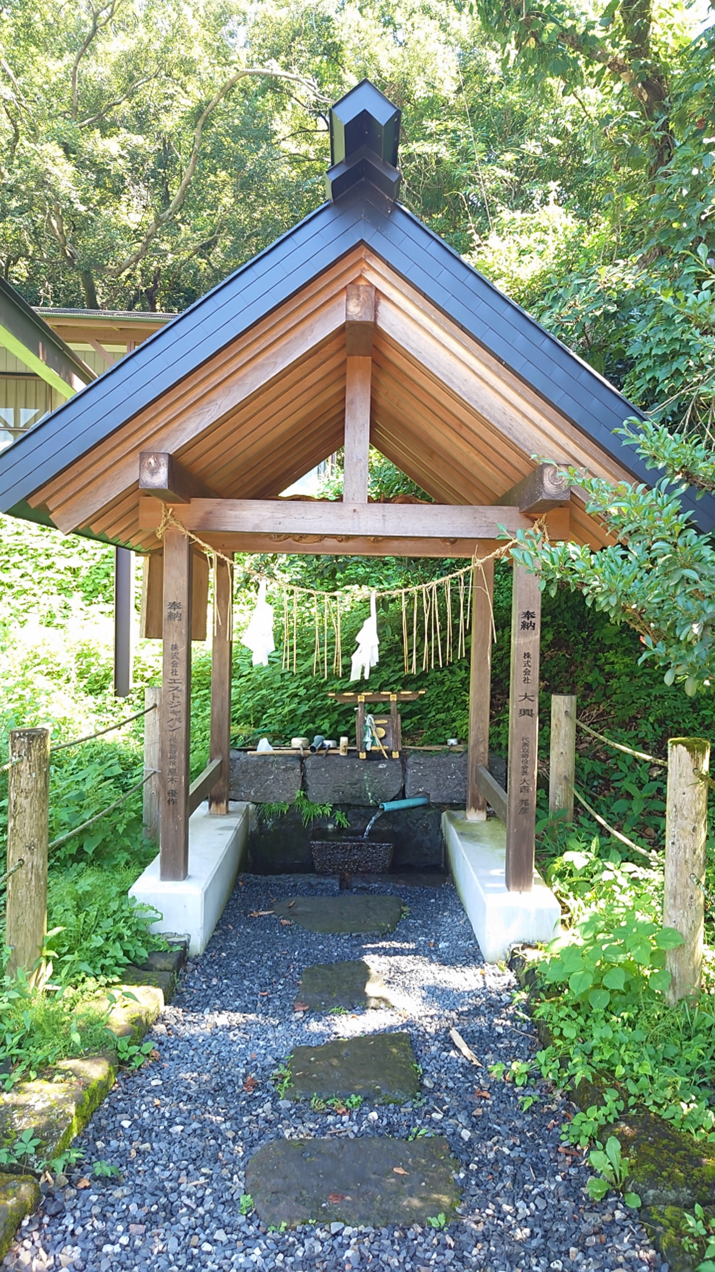 駐車場脇にある水汲み場。清らかな水が勢いよく流れている
