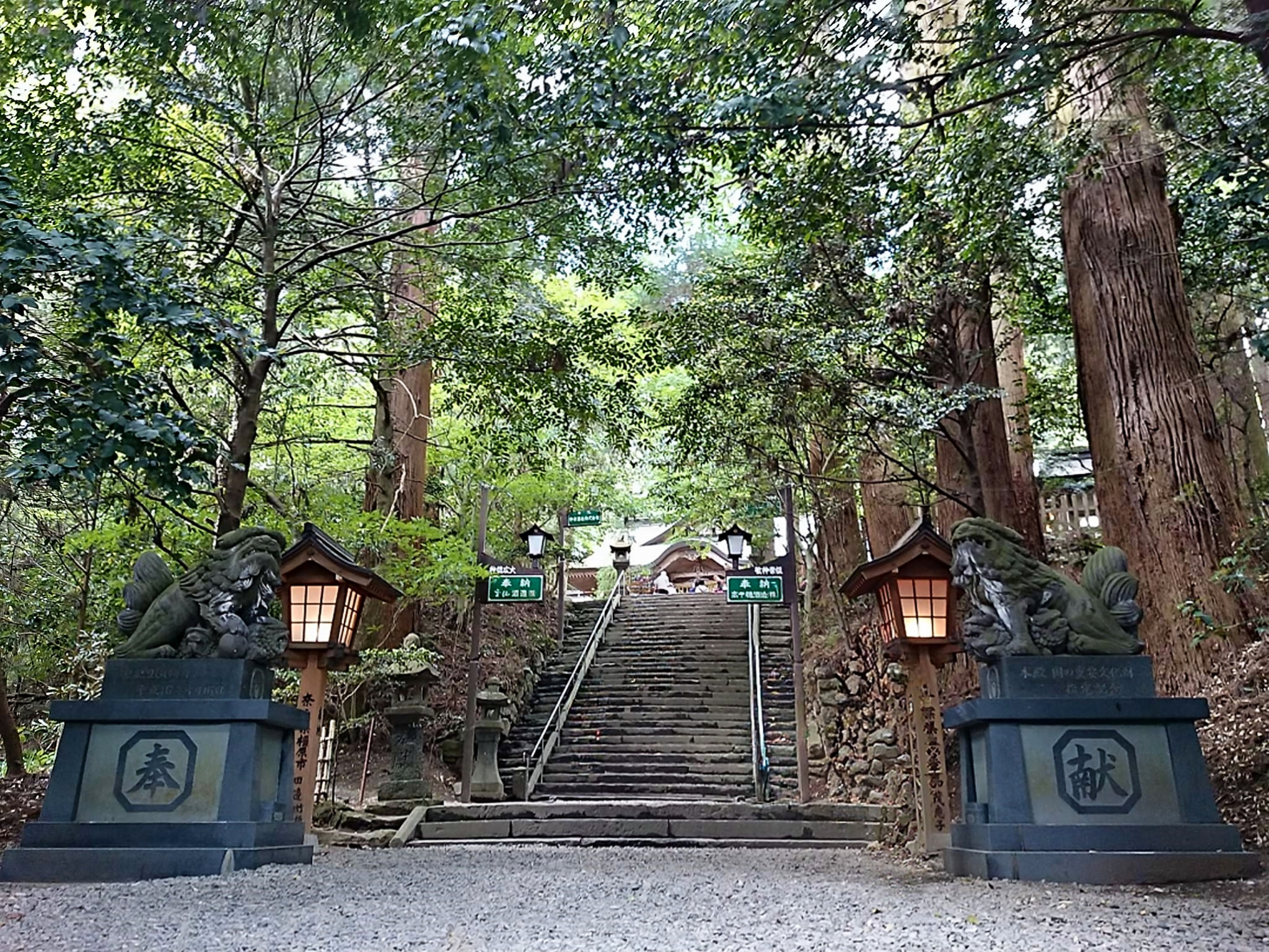 高千穂神社の参道にある狛犬と石段の正面階段