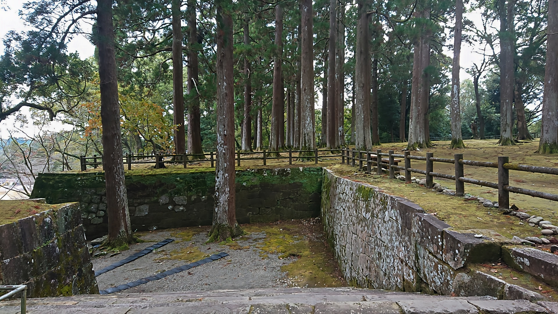 旧本丸跡地の折れ曲がった石段