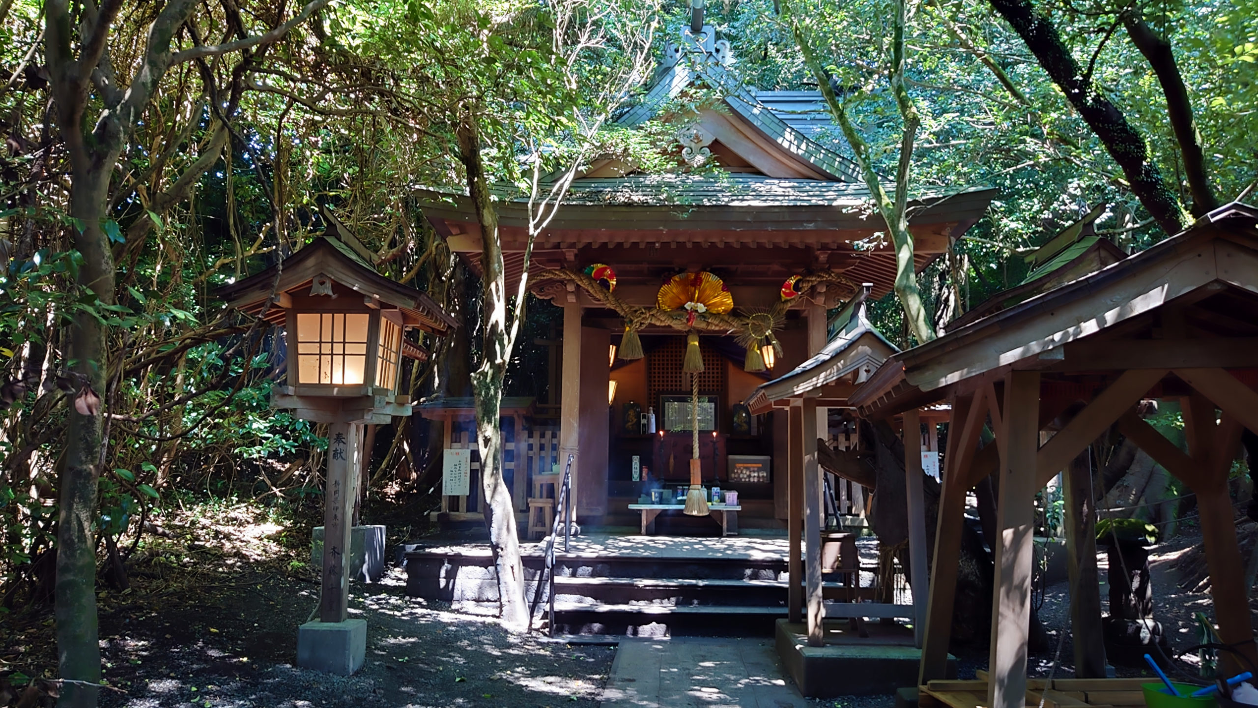 八大龍王水神の拝殿正面。供物や線香が祀られている