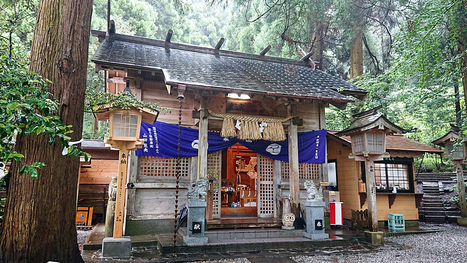 荒立神社の本殿正面と注連縄を掛けた拝殿