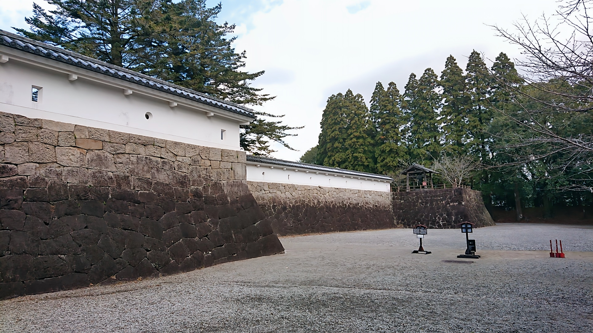 飫肥城跡 内側の白壁と石垣