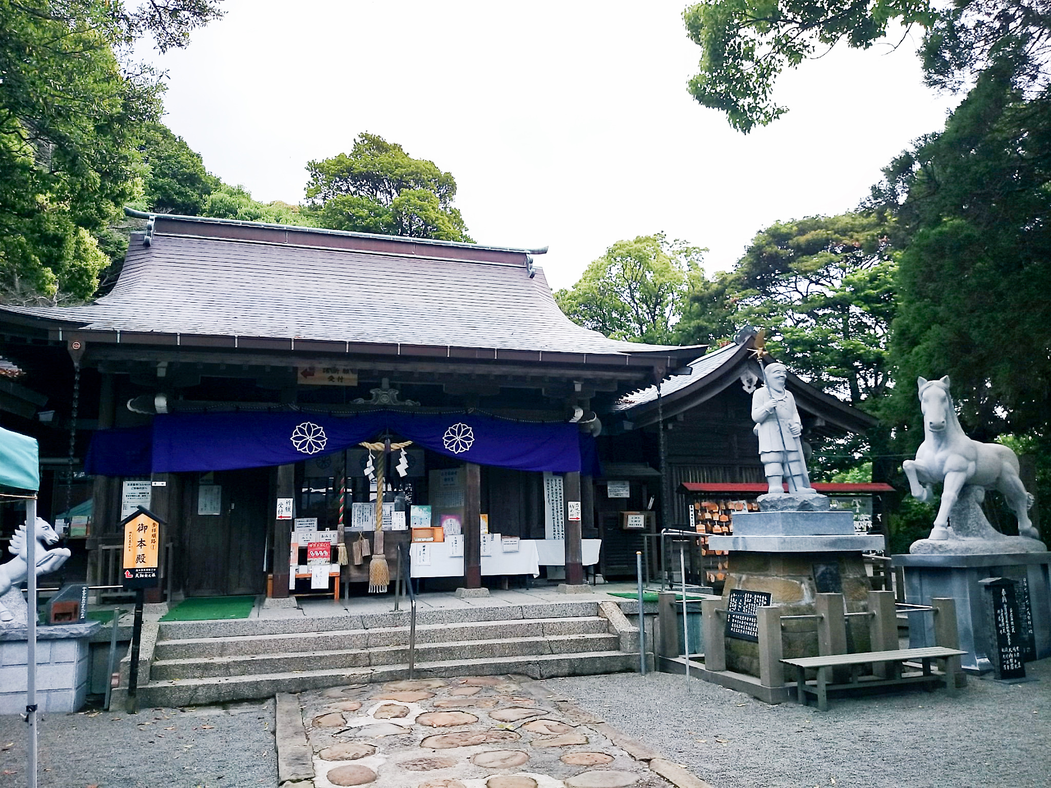 拝殿そして神武天皇像と愛馬の石像