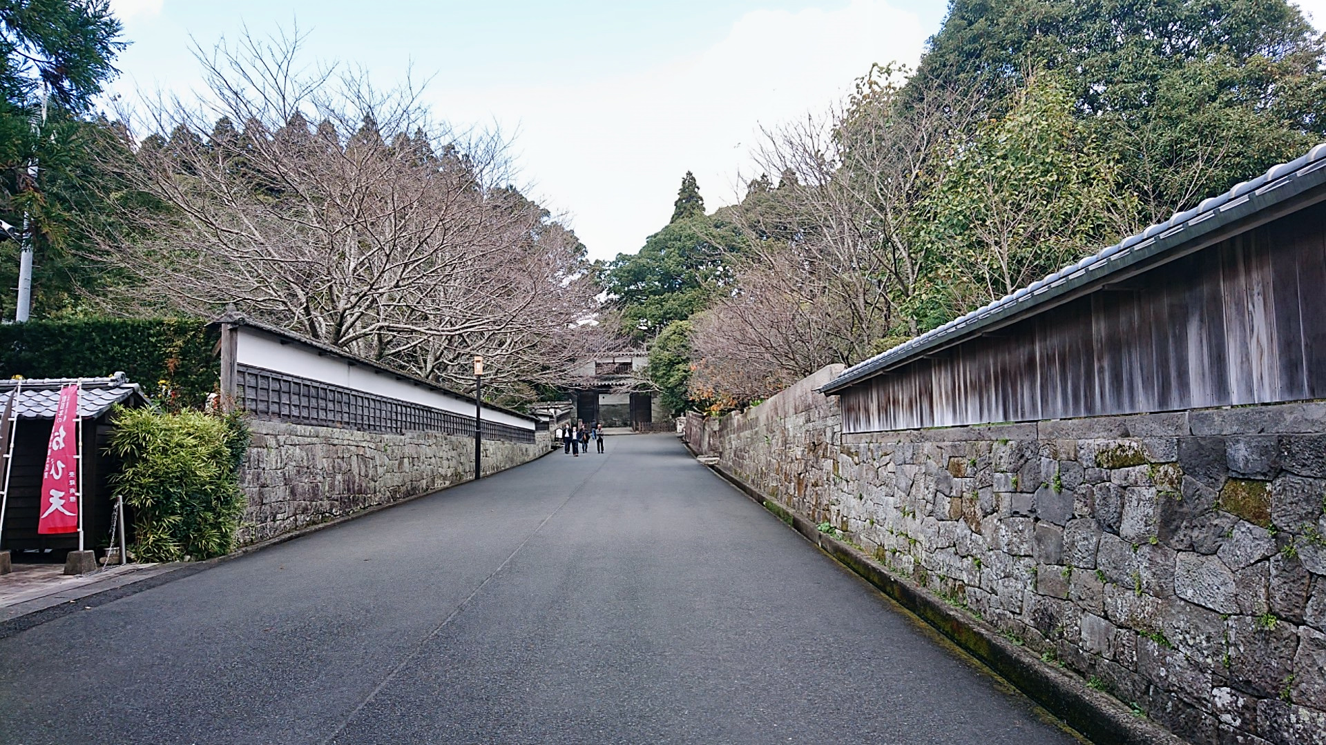 飫肥城下町の石垣と白壁の通り
