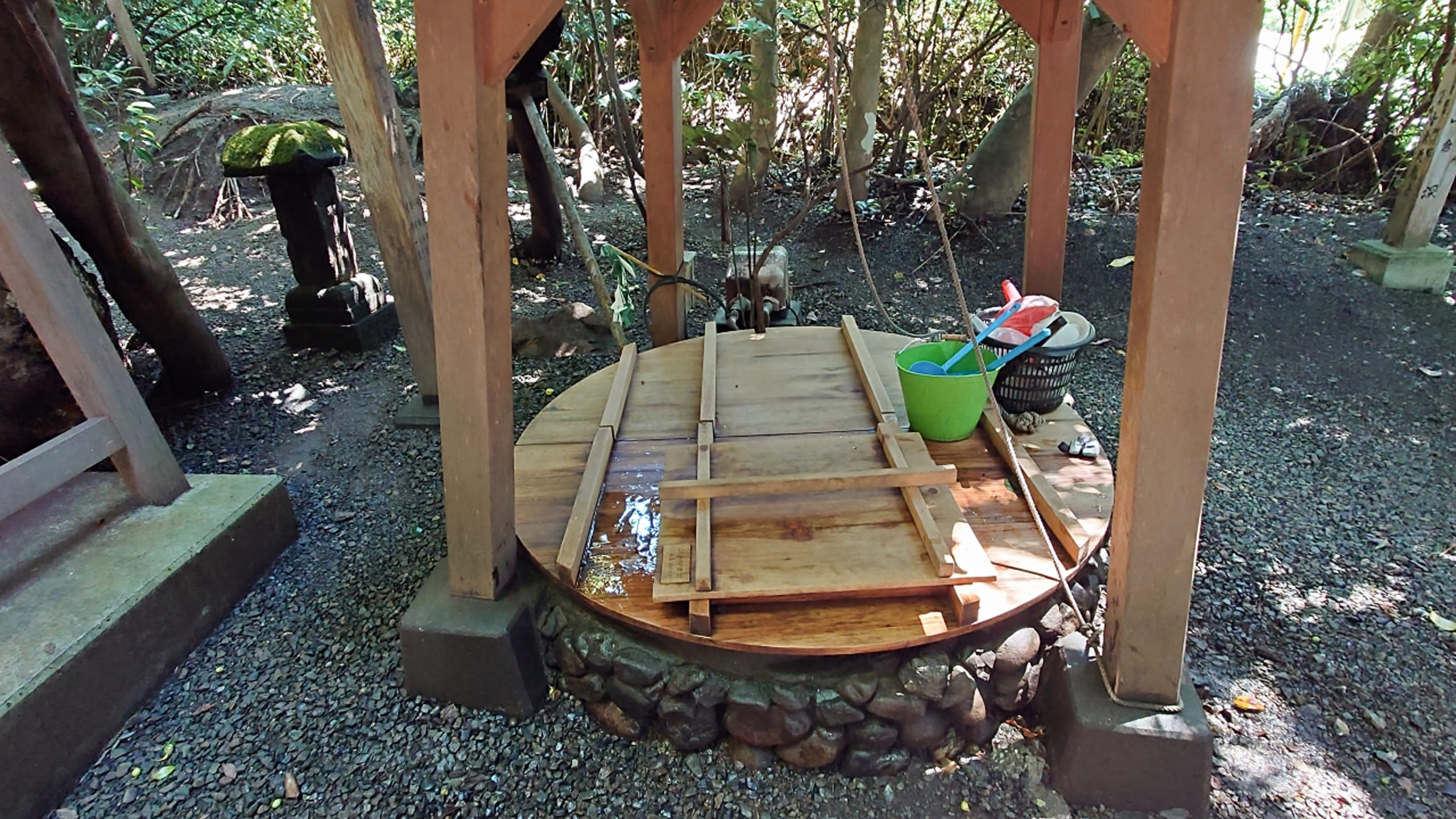 木枠で囲われた境内の井戸。古くからの水源として大切にされている